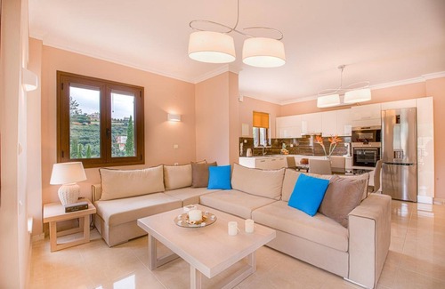 Kato Stalos House | Casa Leone Suites