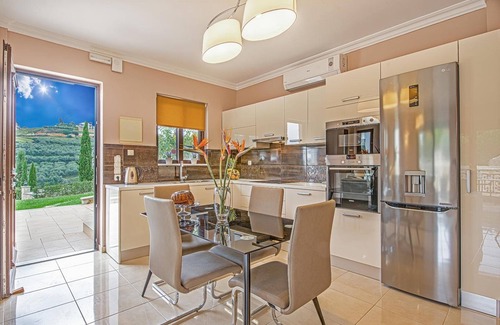 Kato Stalos House | Casa Leone Suites