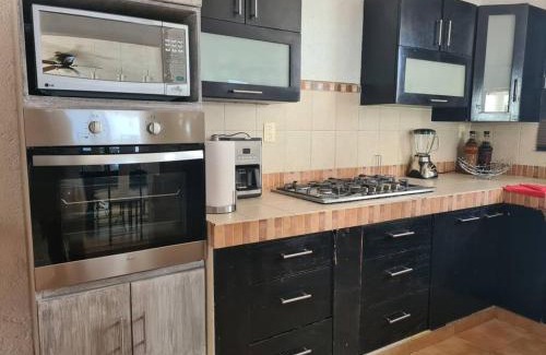 Tres de Mayo House | CASA LEYNA totalmente independiente, de un piso