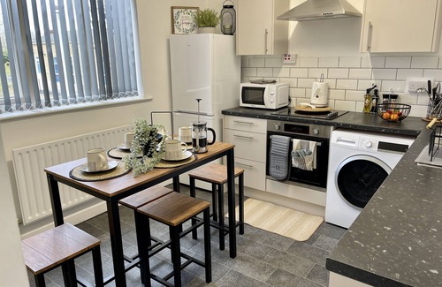 Wolverhampton Apartment | Casa Lobo's Beautiful Suites +free offroad parking -Suite#2