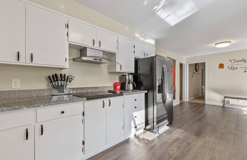 Moss Beach House | Casa Marina: Walk to Beach, Hear the Ocean, Kid Friendly Family Retreat!