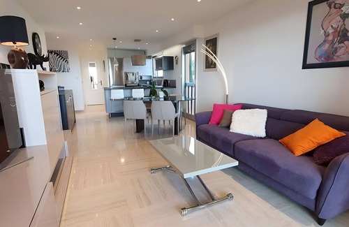 Fabron Apartment | CASA-Martine vue sur mer et parking privé