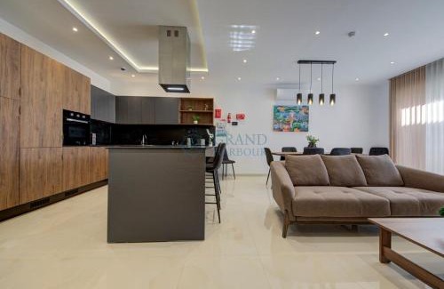 Ghaxaq Apartment | Casa Meraviglia in Ghaxaq Rooftop Pool & Garage