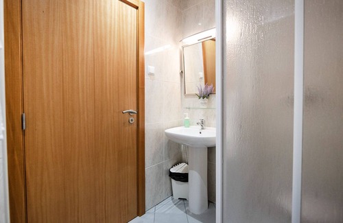 Montalegre e Padroso Apartment | Casa Miná: BOOKS Room by T2P