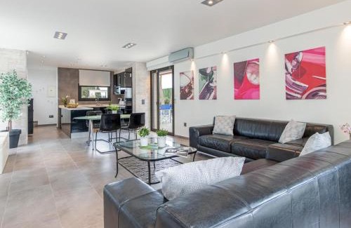 Bon Relax House | Casa moderna con piscina, Wi-Fi, AA, barbacoa y parking en Sant Pere Pescador - ES-89-73
