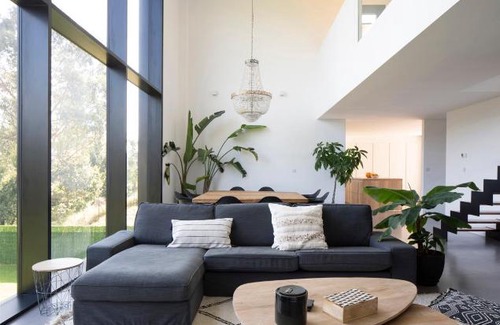 Mungia Villa | Casa moderna con piscina y vistas al bosque.