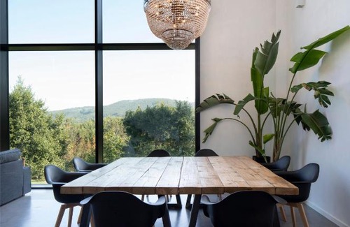 Mungia Villa | Casa moderna con piscina y vistas al bosque.