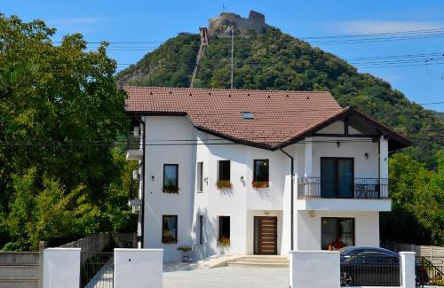 Deva House | Casa Mora