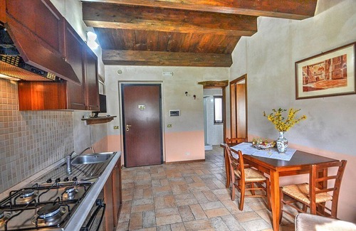 Sarnano House | Casa Noriana A: A characteristic and welcoming apartment situated in a quiet location, surrounded by a wonderful garden, with Free WI-FI.