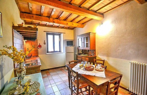 Sarnano House | Casa Noriana D: A characteristic and welcoming apartment situated in a quiet location, surrounded by a wonderful garden, with Free WI-FI.