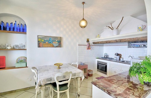 Arienzo House | Casa Odetta: A bright apartment which faces the sun and the sea, with Free WI-FI.