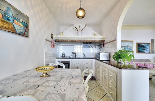 Arienzo House | Casa Odetta: A bright apartment which faces the sun and the sea, with Free WI-FI.
