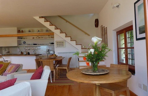 Chiavari House | Casa Oleandro A: An elegant and welcoming two-story independent house, with Free WI-FI.