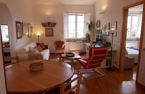 Chiavari House | Casa Oleandro C: An elegant and welcoming apartment surrounded by the greenery, with Free WI-FI.
