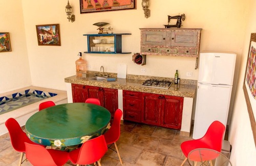 Barrio de Santiago House | Casa Palmas by Majikal B&B