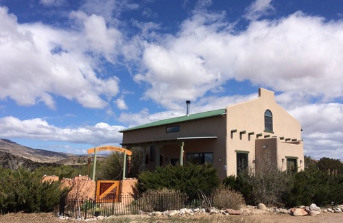 Abiquiu House | Casa Paloma Centrally Located Abiquiu Gem: great views, roomy kitchen, new AC!