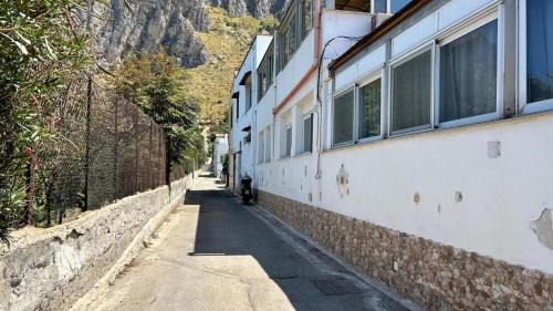Sferracavallo Apartment | Casa Punta Barcarello, Sferracavallo fronte mare e tramonti da sogno, a due passi dalla splendida spiaggia di Mondello
