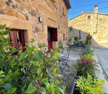 Herreros House | Casa Rural Zirimiri en Herreros, Soria