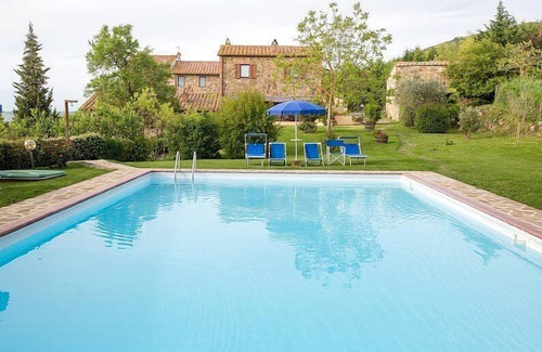 Castiglione d'Orcia House | Casa Salvia C: A two-story apartment surrounded by meadows and by green hills, with Free WI-FI.