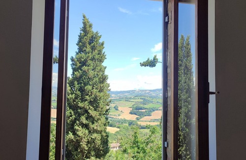 Todi Apartment | Casa Sulle Mura Medioevali. Comodissimo no Scale. Servizi Raggiungibili a Piedi