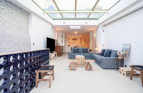 8th Arrondissement Apartment | CASA UMI - Magnifique appartement avec accès privé à la mer et grande terrasse