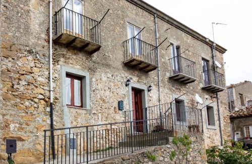 Geraci Siculo House | Casa vacanze Ai Valàti CIR 19082-037C20-6280 CIN IT0820-37C284E-SHYWG