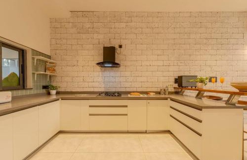 Marra Villa | CASA VASU VILLA private Pool Jacuzzi Caretaker