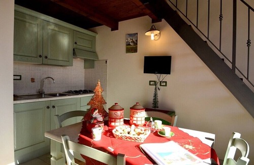 Casalini House | Casa Viola D: A welcoming apartment surrounded by the greenery, with Free WI-FI.