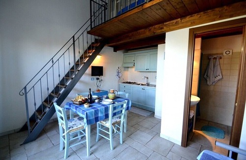 Casalini House | Casa Viola E: A welcoming apartment surrounded by the greenery, with Free WI-FI.