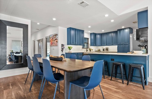 Bouldin House | CasaVilla: Downtown/Pool/Golf Green/18+Guests