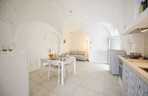 Old Town Cisternino Apartment | Casetta Arco con balcone