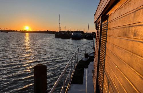 Amsterdam North Bed & Breakfast | Casey's Lake View House Boat