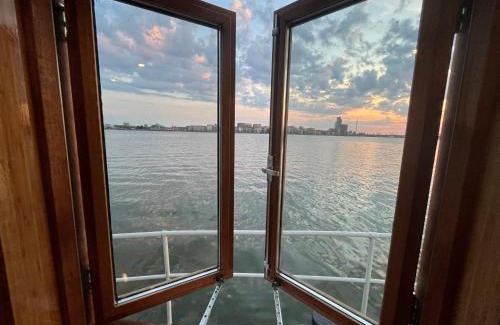 Amsterdam North Bed & Breakfast | Casey's Lake View House Boat