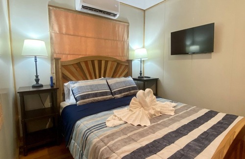 Placencia House | Cashew Tree Cabana-Small Cosy, Close to the Beach.