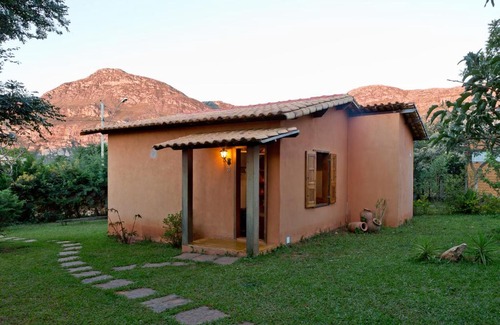 Lapinha da Serra House | CASINHAS DA LAPINHA- 3 Chalés em Lapinha da Serra com cozinha- LATE CHECK OUT- Piscina Compartilhada - Veja a cor do chalé que está locando nas fotos junto aos preços CHALÉS AMARELO, AZUL E LARANJA