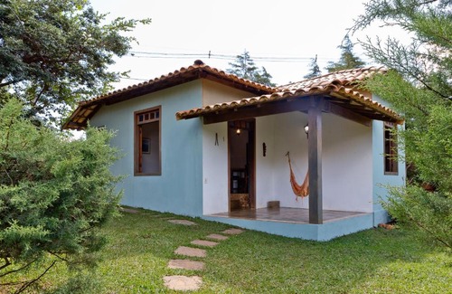 Lapinha da Serra House | CASINHAS DA LAPINHA- 3 Chalés em Lapinha da Serra com cozinha- LATE CHECK OUT- Piscina Compartilhada - Veja a cor do chalé que está locando nas fotos junto aos preços CHALÉS AMARELO, AZUL E LARANJA