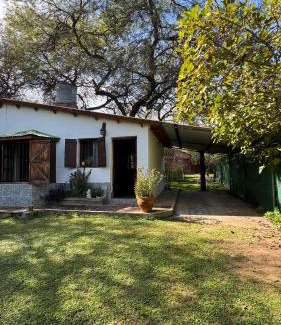 Las Rosas House | Casita cercana a plaza de Villa de las Rosas con patio y asador
