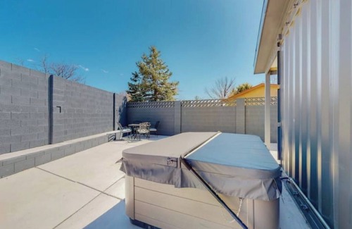 Heritage Hills House | Casita Container w/Hot tub & King Bed