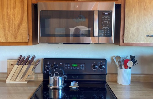 Manchester Cottage | Castaway Cottage at Irish Beach, Hot Tub & EV Charger