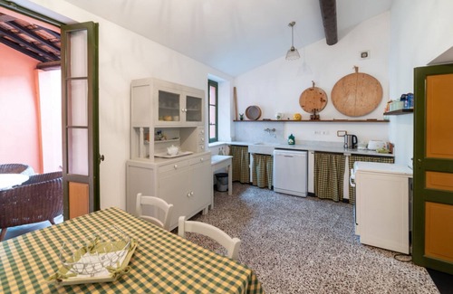 Castel Vittorio Apartment | Castelvittorio Medieval Getaway! Roomy Apt x6