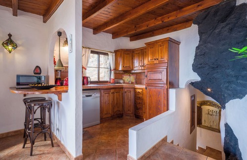 Macher Villa | Castillo Bentley - Sleep in a volcanic cave - Pet friendly, Castillo 2 - Sleep in a Volcanic Cave