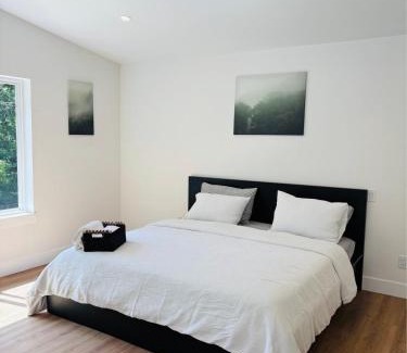 Gibsons Apartment | Castle BNB 2025