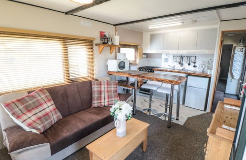Cloughton Cottage | CASTLE VIEW CABIN, family friendly, with a garden in Cloughton