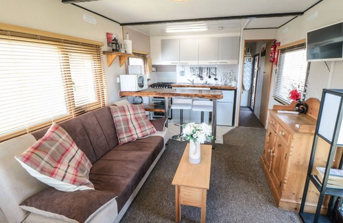 Cloughton Cottage | CASTLE VIEW CABIN, family friendly, with a garden in Cloughton