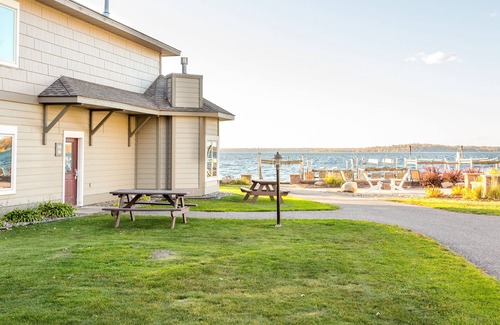 Nisswa Condo | Catch Breathtaking Sunset Views from this Lake Front Condo w/Fire Pit on Gull Lake