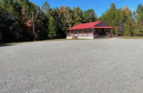 Tie Plant House | Catfish House-1 bedroom with spacious free parking