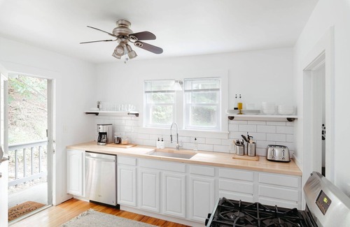 Accord House | Catskill Capehouse ★ Hot Tub ★ Firepit ★ BBQ