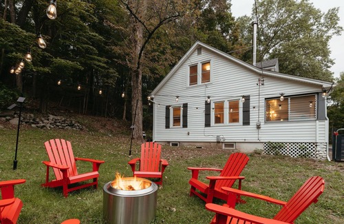 Accord House | Catskill Capehouse ★ Hot Tub ★ Firepit ★ BBQ