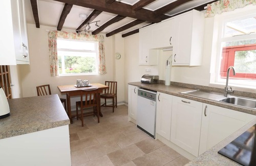 Pencombe Cottage | CAUSEWAY COTTAGE, family friendly, with a garden in Pencombe