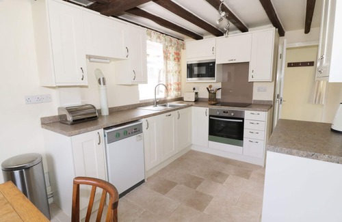 Pencombe Cottage | CAUSEWAY COTTAGE, family friendly, with a garden in Pencombe